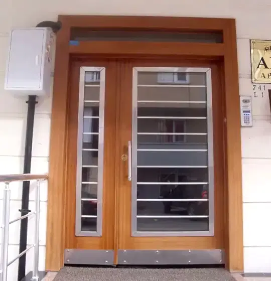 Apartman Giriş Kapısı